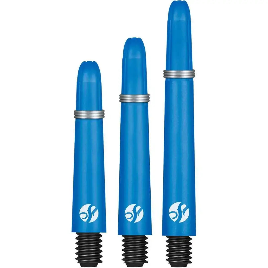 Drei blaue Dart-Shafts mit silbernen Ringen und Logo, ideal für Dart-Pfeile